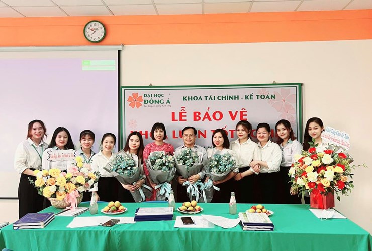 Lễ bảo vệ Khóa luận tốt nghiệp của sinh viên ngành Kế toán